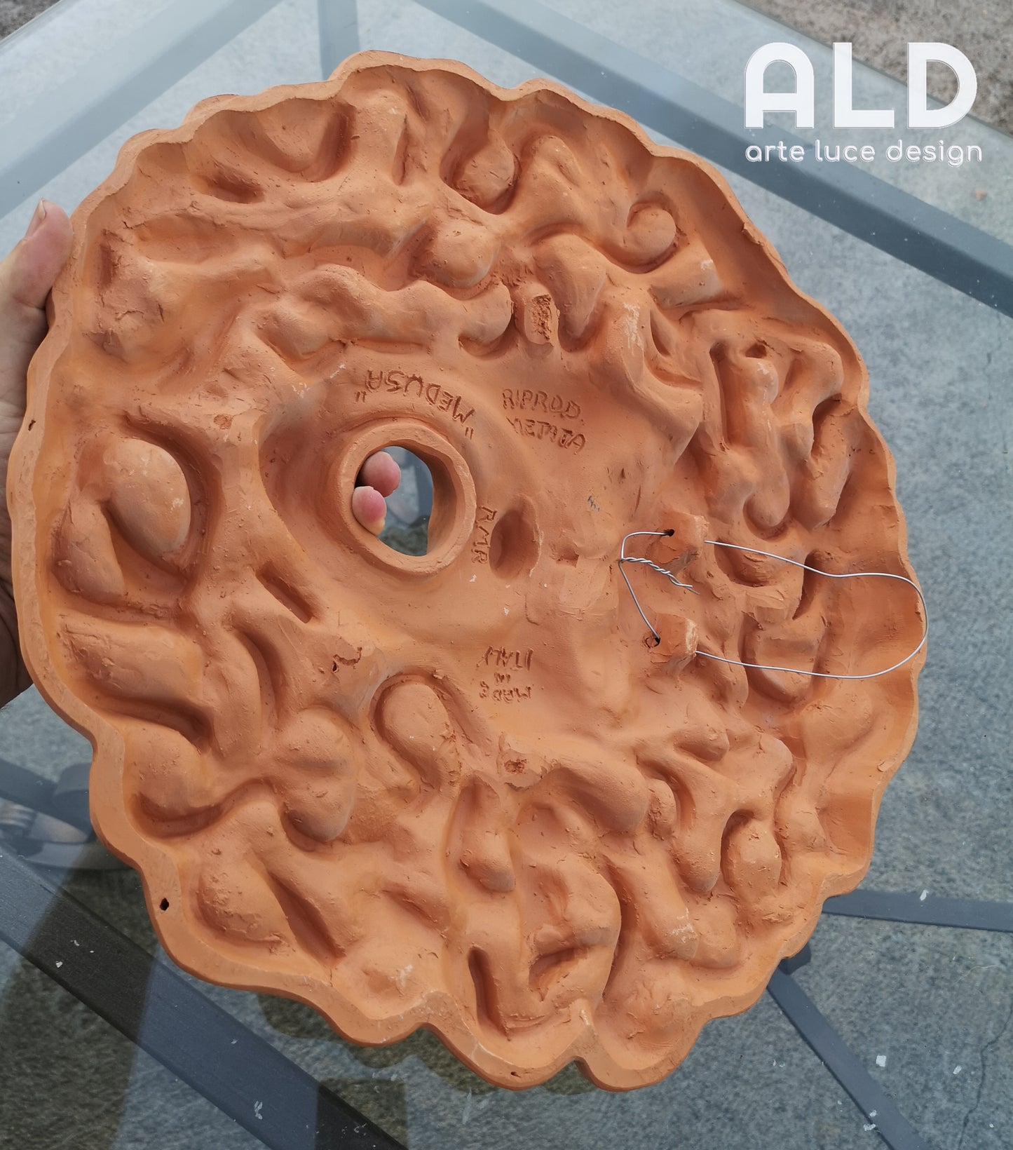 Volto di Medusa in terracotta grezza per fontana decorazione murale fregio parete