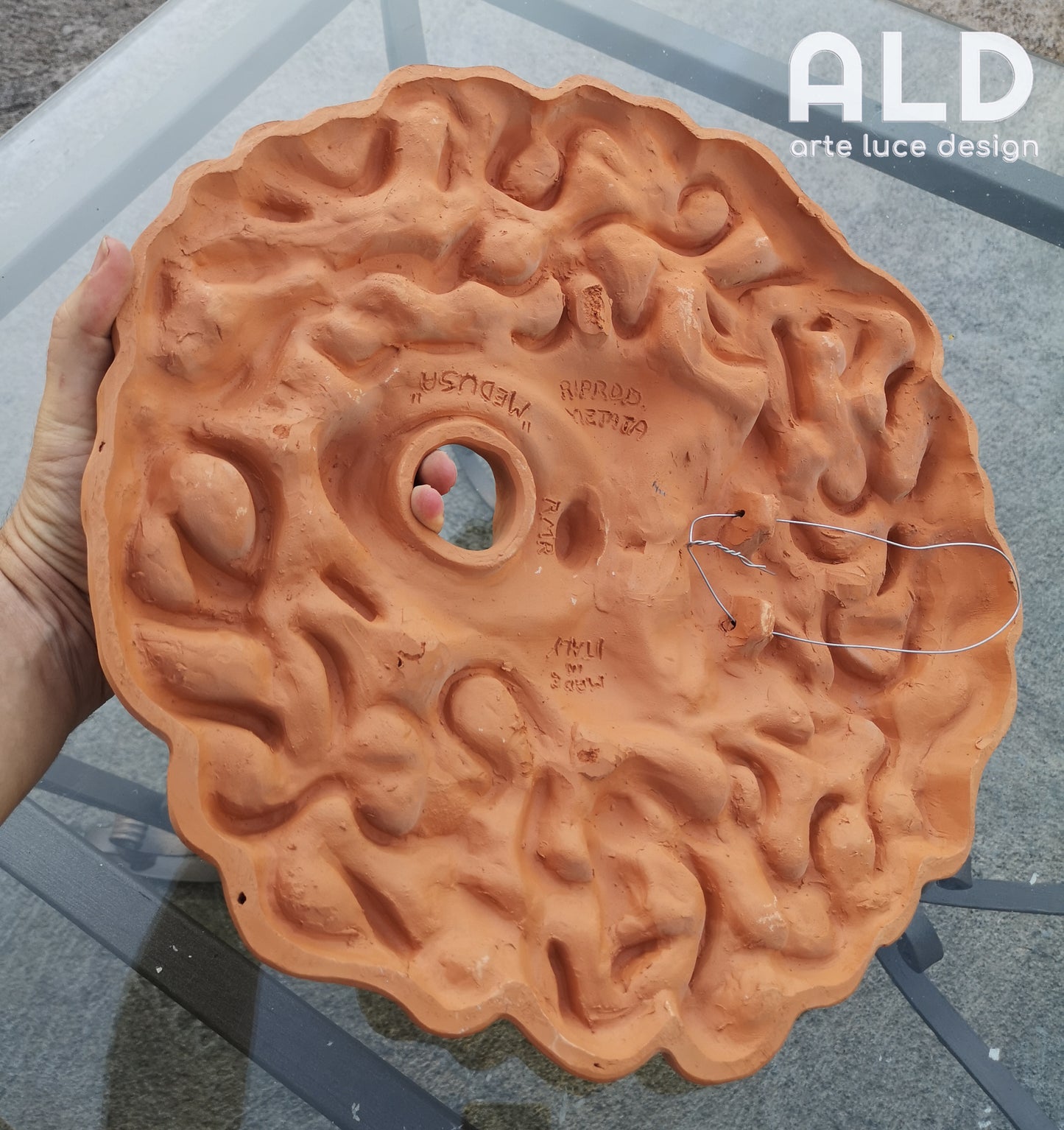 Volto di Medusa in terracotta grezza per fontana decorazione murale fregio parete