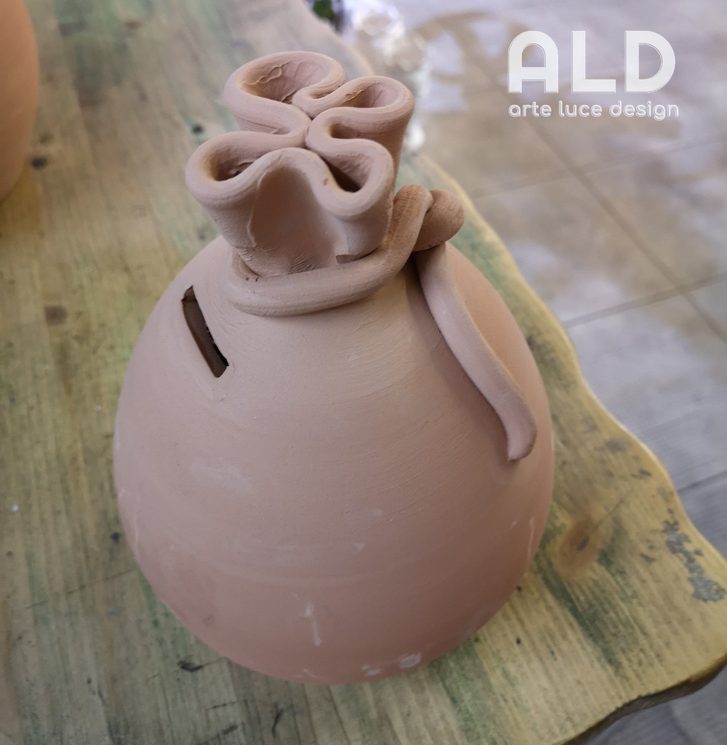 Salvadanaio in terracotta portamonete artigianale fatto a mano altezza 19cm