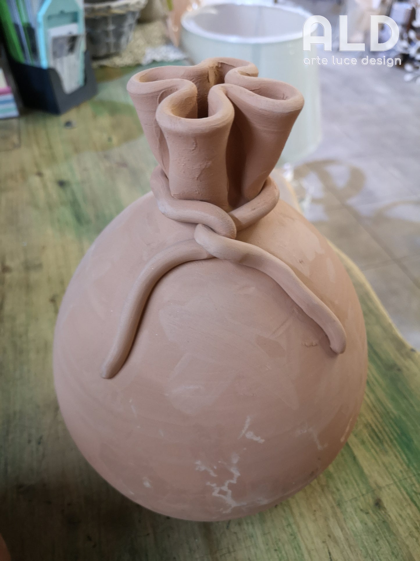 Salvadanaio in terracotta portamonete artigianale fatto a mano altezza 19cm