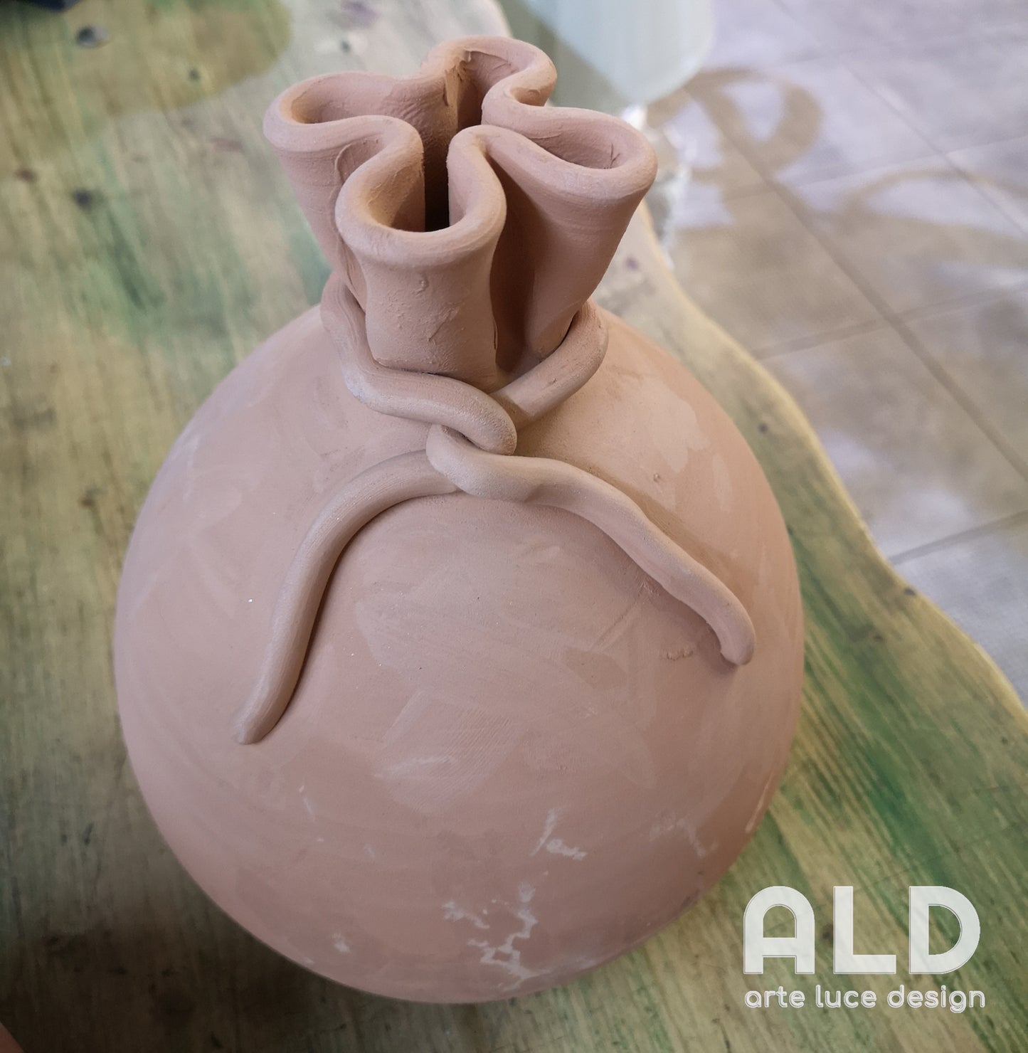 Salvadanaio in terracotta portamonete artigianale fatto a mano altezza 26cm